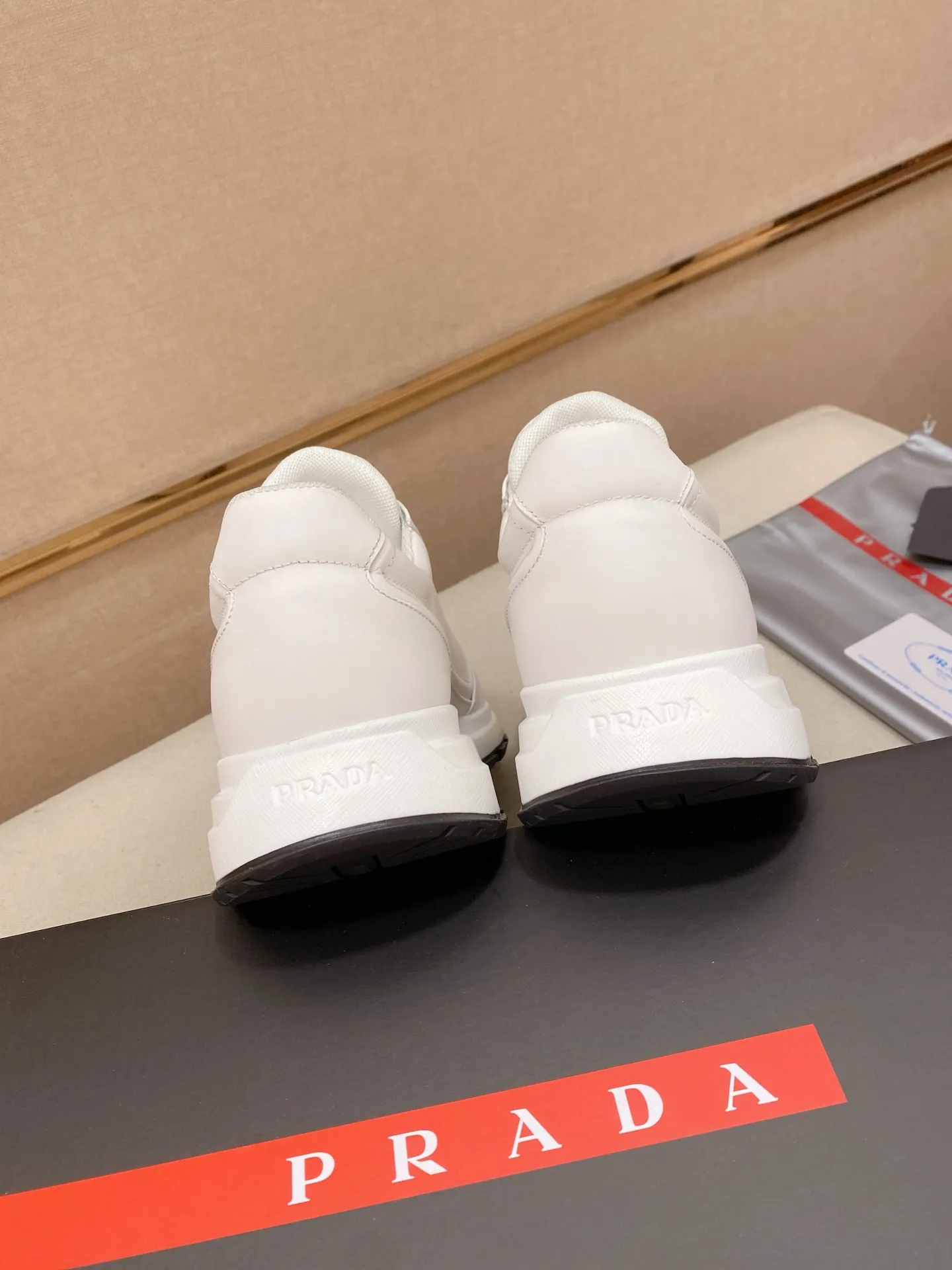 Factory price 600💰 ✔️✔️✔️High version High-quality new PRADA counters are on the market at the same time. The new men's shoes and 😘fabrics are selected from first-layer cowhide and are made by pure handicrafts. Lining: Full cowhide lining. 👍🏿 High-end ☄️ air-cushion molded anti-slip rubber outsole, exquisite lines, simple and elegant, comfortable and high-end for leisure travel. Code number: 38 to 45